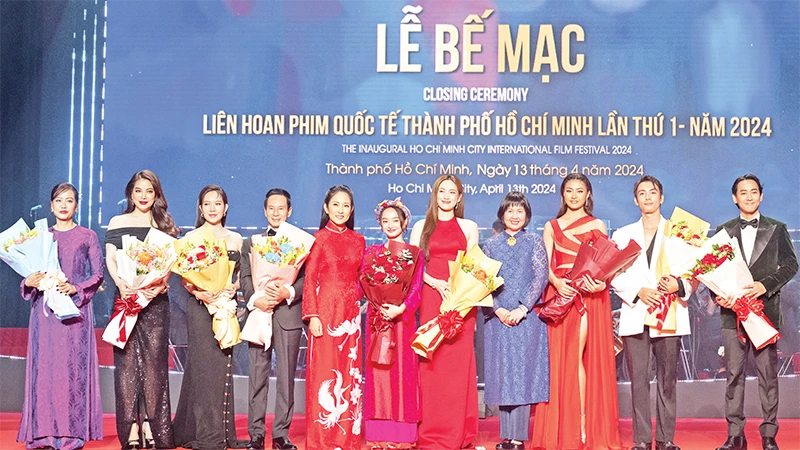 Các nghệ sĩ tại lễ bế mạc Liên hoan phim quốc tế Thành phố Hồ Chí Minh lần 1-năm 2024. (Ảnh Sở Văn hóa và Thể thao thành phố) 