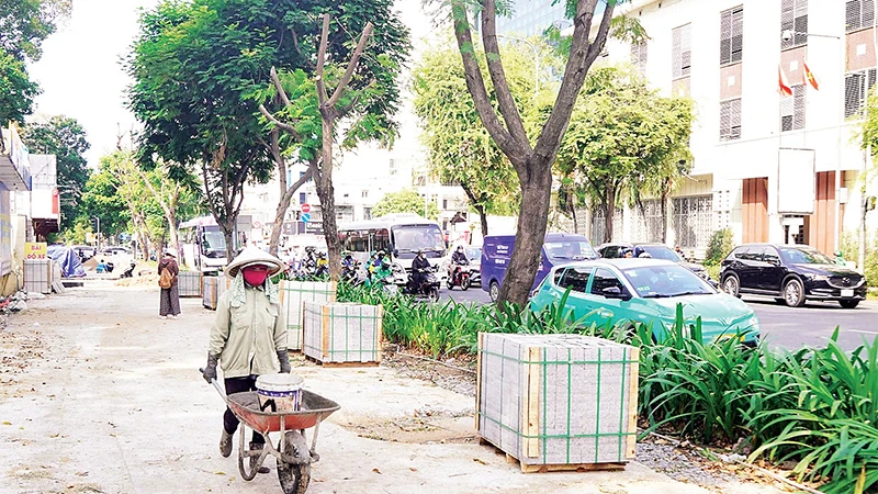 Thi công cải tạo, nâng cấp vỉa hè trên tuyến đường Nguyễn Thị Minh Khai, Quận 1. (Ảnh THẾ ANH) 