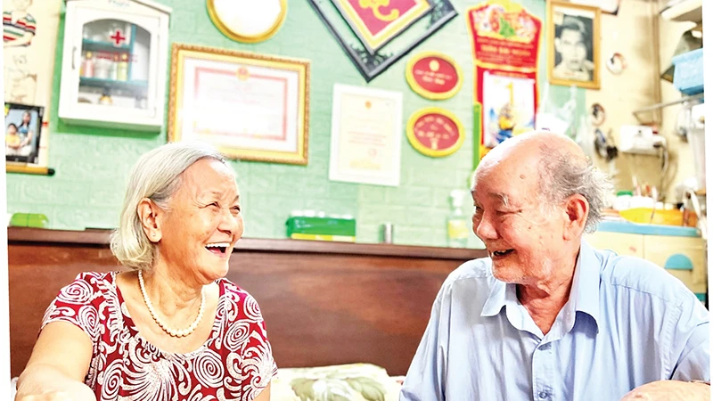 Sau 48 năm tận tụy, trách nhiệm với công tác ở khu phố, ông Năm Êm quyết định nghỉ ngơi để vui vầy cùng gia đình. 