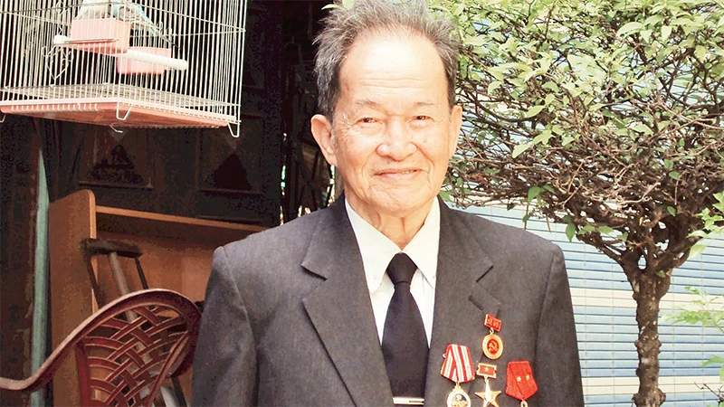 Ðại tá, Cụm trưởng Cụm tình báo H63 Nguyễn Văn Tàu (Tư Cang) ở nhà riêng tại Phường 26, quận Bình Thạnh, Thành phố Hồ Chí Minh. 
