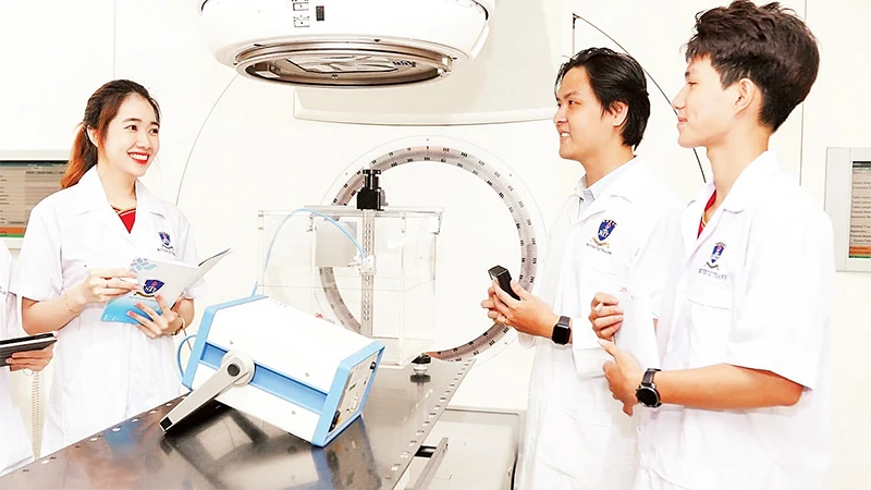 Sinh viên Trường đại học Nguyễn Tất Thành tham gia hoạt động nghiên cứu khoa học. (Ảnh CTV) 