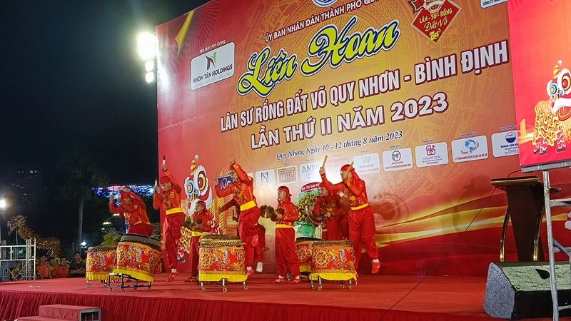 Tổng hội Lân-Sư-Rồng thành phố Quy Nhơn trình diễn tiết mục "Thập trống khai hội" mở màn lễ khai mạc.