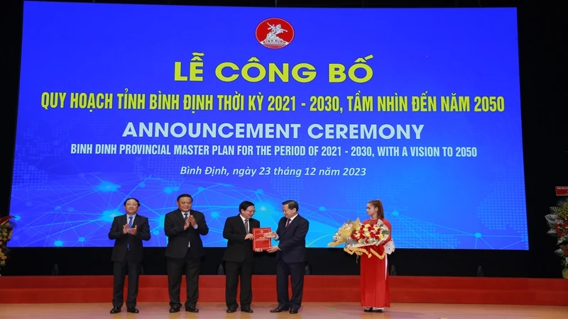 Phó Thủ tướng Chính phủ Lê Minh Khái trao Quyết định Quy hoạch tỉnh Bình Định thời kỳ 2021-2030, tầm nhìn năm 2050 cho các lãnh đạo tỉnh.