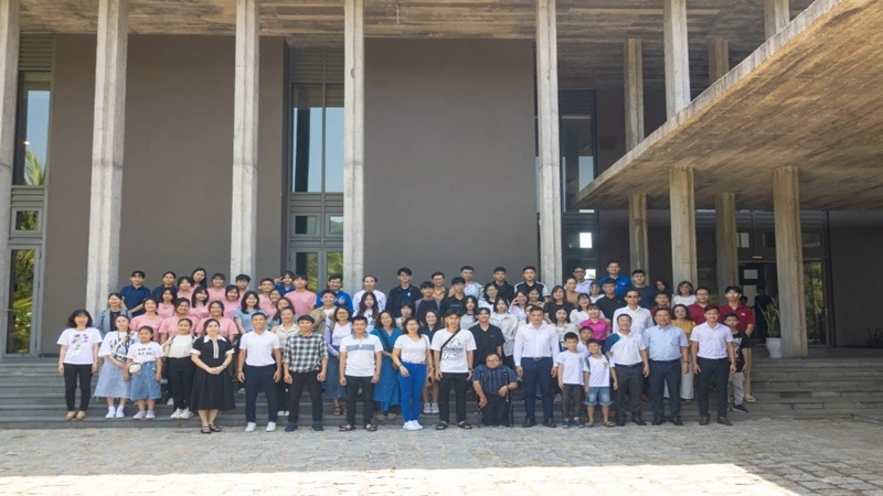 Các đại biểu chụp hình lưu niệm tại Trung tâm quốc tế Khoa học và Giáo dục liên ngành (ICISE).