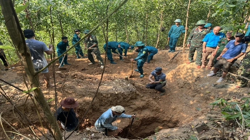 Lực lượng tìm kiếm, quy tập hài cốt liệt sĩ tại đồi 174. (Ảnh: Bộ Chỉ huy quân sự tỉnh)