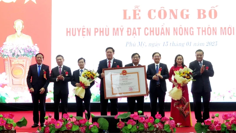 Lãnh đạo huyện Phù Mỹ đón nhận Quyết định của Thủ tướng Chính phủ công nhận huyện Phù Mỹ là huyện nông thôn mới năm 2023.