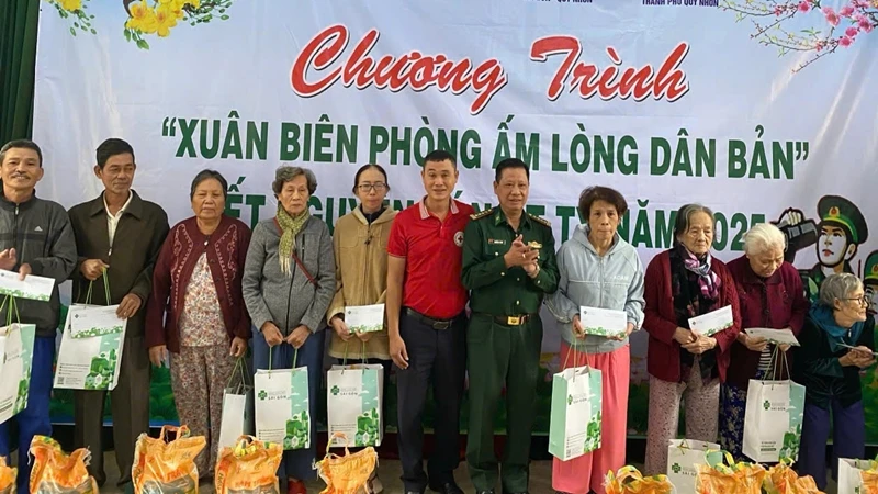 Trao quà cho các hộ gia đình có hoàn cảnh khó khăn trên địa bàn thành phố.