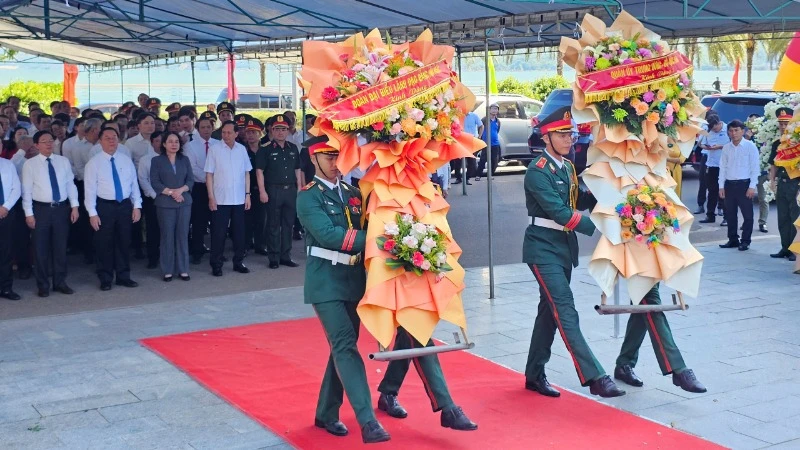 Lễ dâng hoa diễn ra tại Đài kỷ niệm cảng Quy Nhơn.