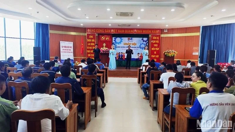 Chương trình văn nghệ chào mừng Ngày hội.