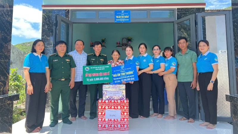 Các đơn vị bàn giao nhà "Mái ấm tình thương" và trao sinh kế cho hộ bà Đỗ Thị Hộ.