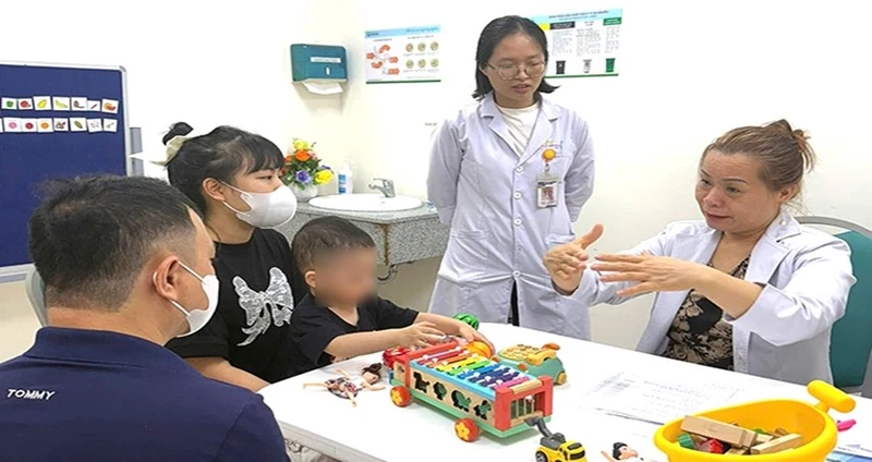 Bác sĩ CKII Thái Thị Thanh Thủy tư vấn điều trị. (Ảnh Mai Hoàng)