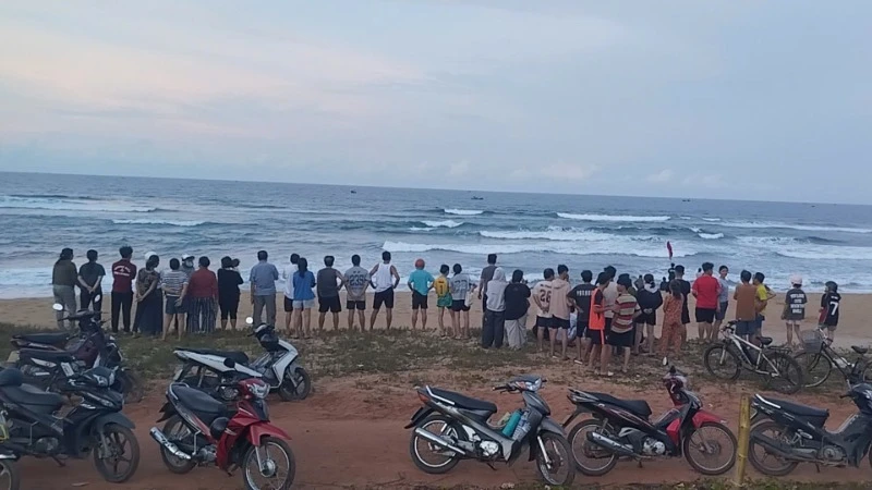 Hiện lực lượng chức năng và người dân địa phương vẫn đang tích cực tìm kiếm em Tiến.