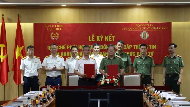 Lễ ký Quy chế phối hợp trong việc trao đổi, cung cấp thông tin tạm hoãn xuất cảnh bằng hình thức điện tử giữa Cục Thuế, Bộ Tài chính và Cục Quản lý xuất nhập cảnh, Bộ Công an.