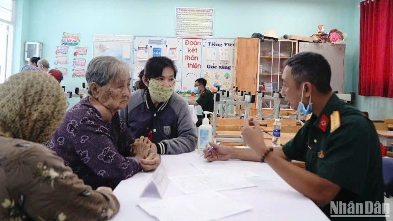 Khám chữa bệnh cho người có công. (Ảnh: THẾ ANH)