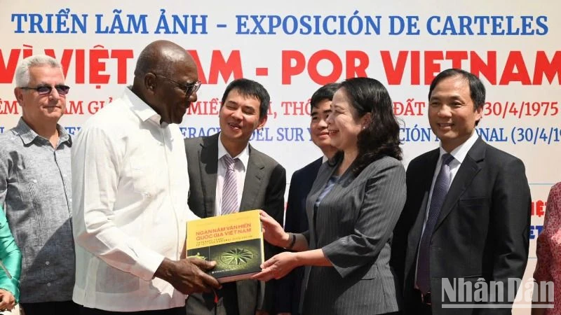 Phó Chủ tịch nước Võ Thị Ánh Xuân tặng sách Phó Chủ tịch nước Cuba Salvador Valdes Mesa. (Ảnh: Chi Mai)
