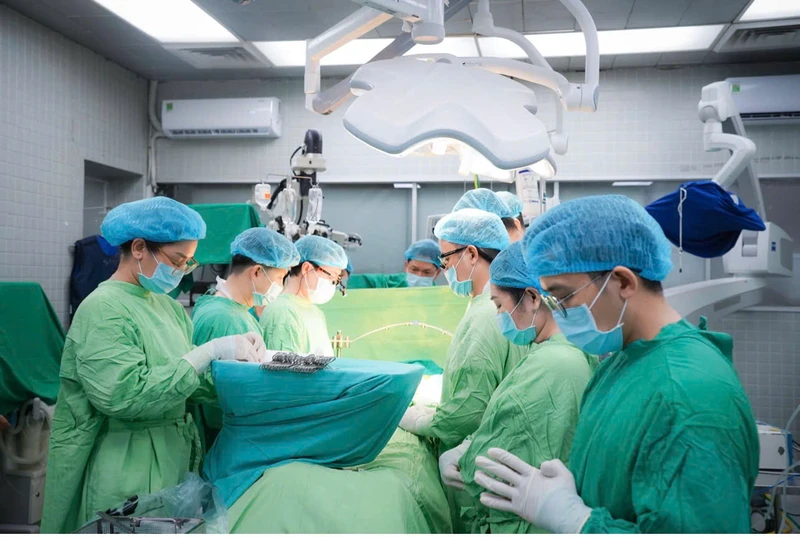 Các Bác sĩ làm thủ tục mặc niệm. 