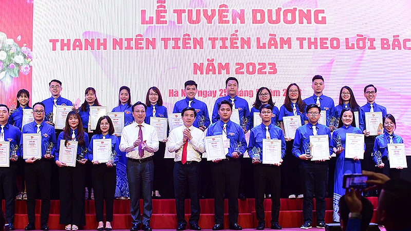 Đại diện lãnh đạo các bộ, ngành trao Kỷ niệm chương và chứng nhận tặng các đại biểu thanh niên tiên tiến làm theo lời Bác Khối các cơ quan Trung ương năm 2023. 