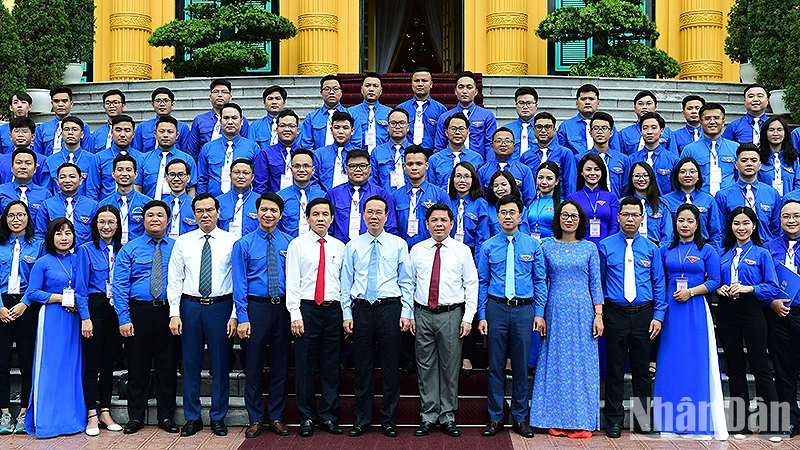 Chủ tịch nước Võ Văn Thưởng cùng đại diện lãnh đạo Trung ương Đoàn, Đảng ủy, Đoàn thanh niên Khối các cơ quan Trung ương và các đại biểu dự Liên hoan.