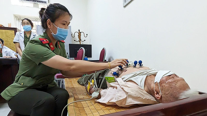 Y, bác sĩ trẻ thuộc lực lượng công an Thủ đô tình nguyện khám bệnh cho người dân trong khuôn khổ các hoạt động hưởng ứng chiến dịch "Kỳ nghỉ hồng", "Hành quân xanh" năm 2023. 