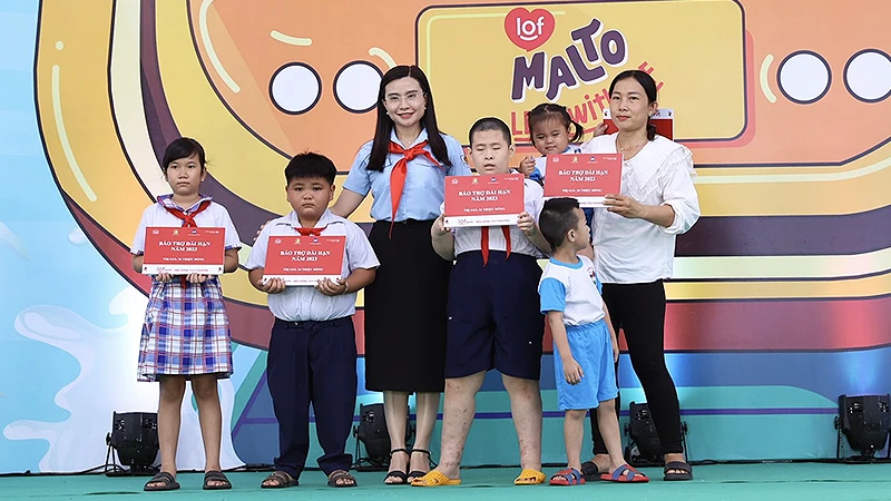 Đồng chí Nguyễn Phạm Duy Trang (thứ 3 từ trái sang) trao kinh phí tặng thiếu nhi, đại diện gia đình thiếu nhi mồ côi do đại dịch Covid-19. 