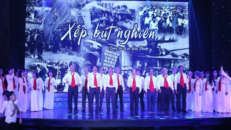 Các cựu học sinh, sinh viên từng tham gia phong trào những năm 1967-1970 cất cao lời ca tại chương trình. 