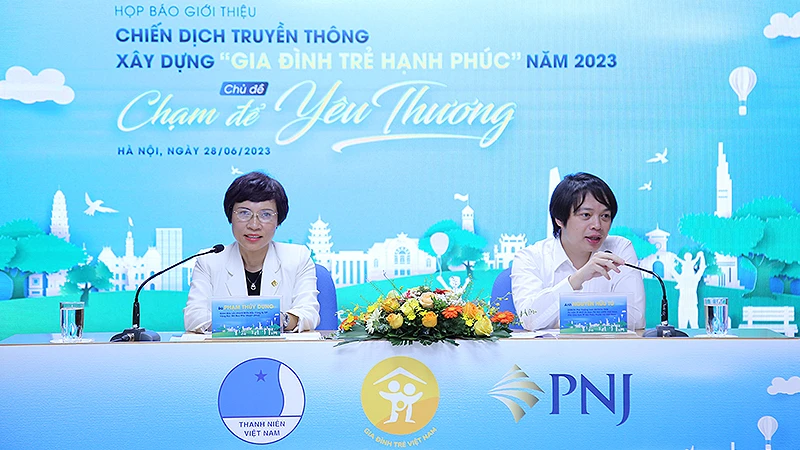 Đại diện Ban tổ chức Chiến dịch "Xây dựng gia đình trẻ hạnh phúc" năm 2023 cung cấp thông tin tại buổi họp báo.