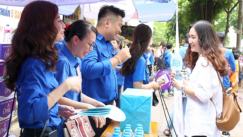 Thí sinh phấn khởi khi nhận sự hỗ trợ từ các tình nguyện viên "Tiếp sức mùa thi" - một trong những chương trình mũi nhọn của tổ chức Đoàn khối trường học. 