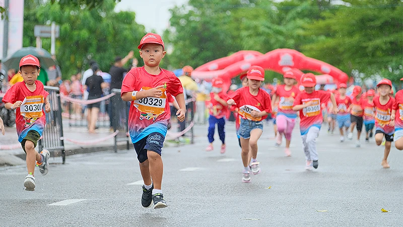 Thiếu nhi Bình Thuận sôi nổi tham gia chạy marathon trong khuôn khổ ngày hội.
