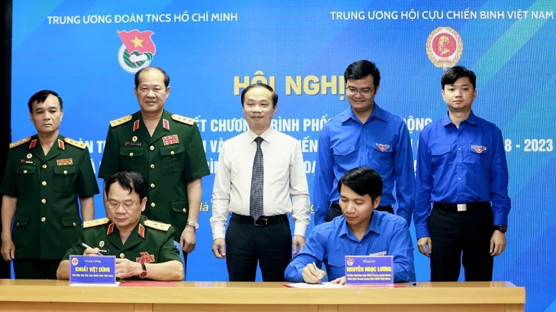 Các đồng chí đại diện Trung ương Hội Cựu chiến binh Việt Nam và Trung ương Đoàn Thanh niên Cộng sản Hồ Chí Minh ký kết chương trình phối hợp giai đoạn 2023-2028. 