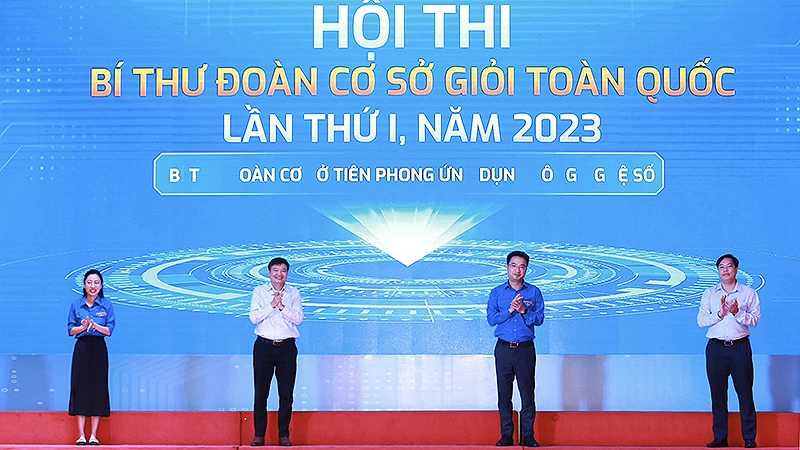 Các đồng chí đại diện Trung ương Đoàn và các đơn vị liên quan thực hiện nghi lễ phát động Hội thi.