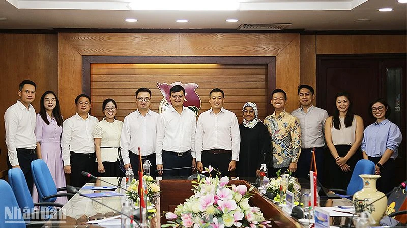 Đại diện lãnh đạo Ủy ban quốc gia về thanh niên Việt Nam và Hội đồng Thanh niên quốc gia Singapore tại buổi tiếp.