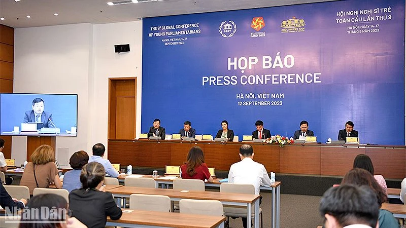 Toàn cảnh buổi họp báo.