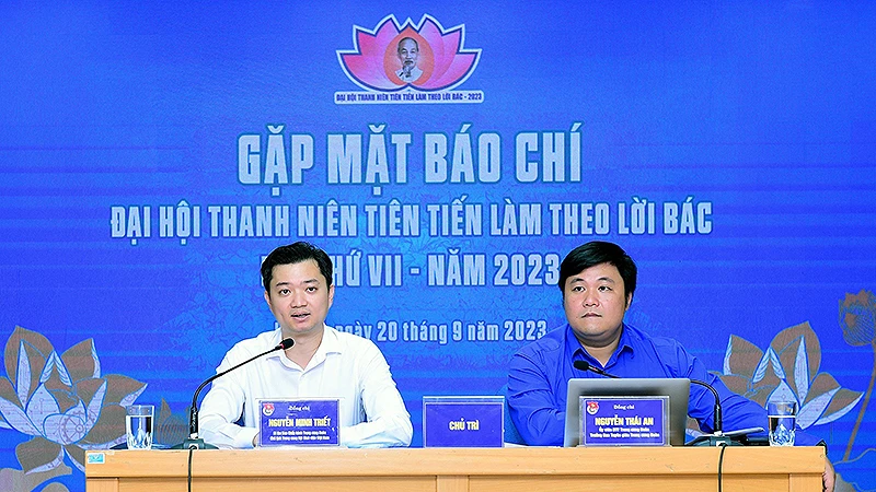 Đồng chí Nguyễn Minh Triết (bên trái) thông tin về Đại hội tại buổi gặp mặt báo chí.