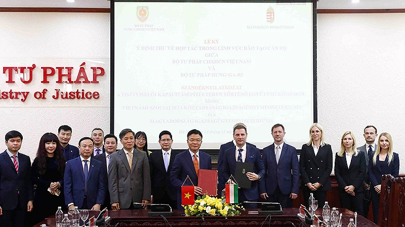 Bộ trưởng Tư pháp Lê Thành Long và người đồng cấp Hungary, ông Tuzson Bence trao Ý định thư về đào tạo, cán bộ pháp luật và tư pháp. 