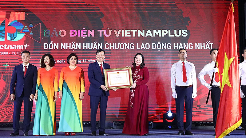 Phó Chủ tịch nước Võ Thị Ánh Xuân thay mặt Đảng, Nhà nước trao Huân chương Lao động hạng Nhất tặng Báo Điện tử VietnamPlus tại buổi lễ.