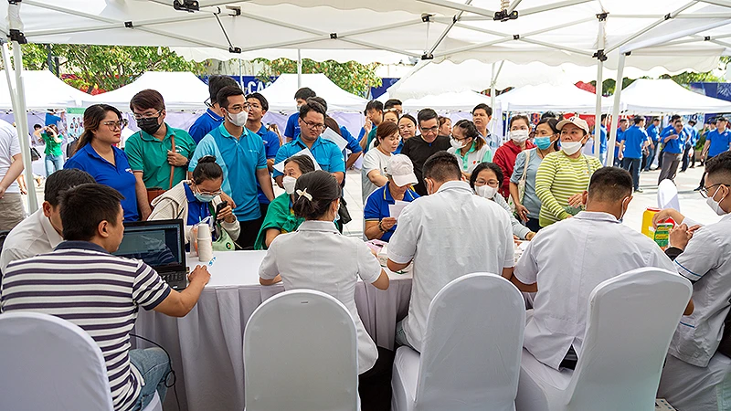 Rất đông người dân tới khám sàng lọc các bệnh lý về phổi, ung thư phổi tại hoạt động đầu tiên của Mạng lưới Đổi mới sáng tạo y tế. 