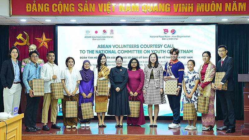 Tổng Thư ký Ủy ban quốc gia về Thanh niên Việt Nam Nguyễn Thị Ngà (thứ 7 từ trái sang) cùng Đoàn thanh niên tình nguyện ASEAN 2023.