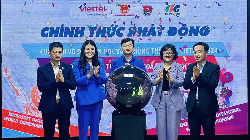 Bí thư Trung ương Đoàn, Chủ tịch Hội Sinh viên Việt Nam Nguyễn Minh Triết (ở giữa) và đại diện các bộ, ngành, đơn vị liên quan thực hiện nghi thức phát động các Cuộc thi.