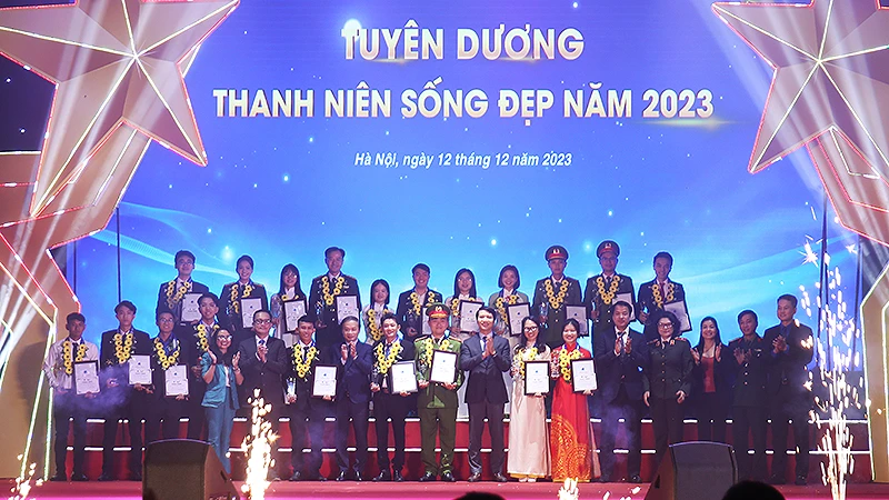 Ban tổ chức trao Giải thưởng "Thanh niên sống đẹp" năm 2023 tặng các cá nhân tiêu biểu.
