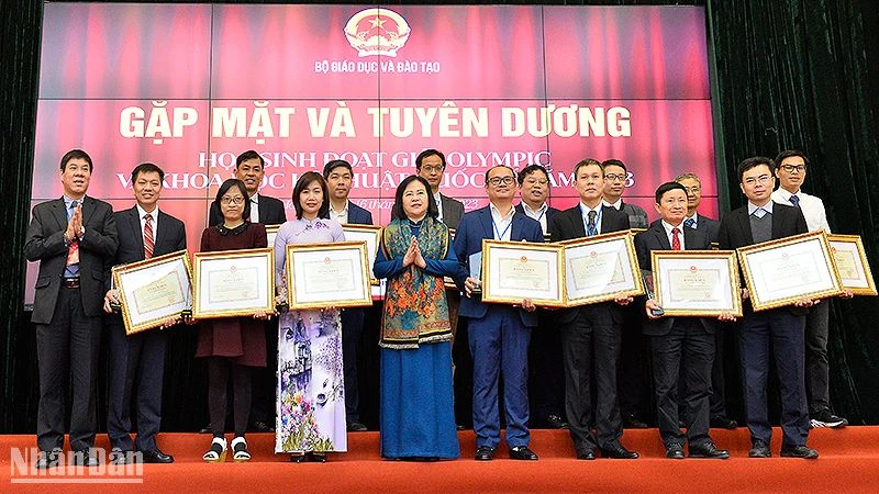 Thứ trưởng Ngô Thị Minh (áo xanh) trao Bằng khen của Bộ Giáo dục và Đào tạo tặng các cá nhân tiêu biểu.