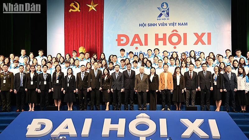 Đại diện lãnh đạo các bộ, ban, ngành và đại biểu trong phiên bế mạc Đại hội.