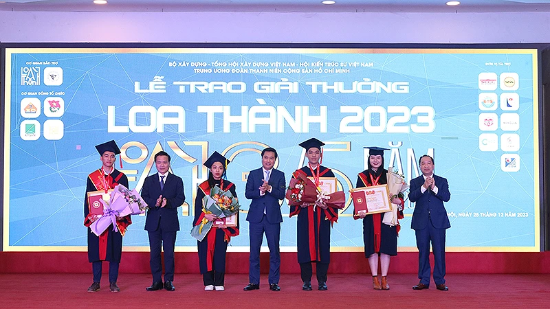 Đại diện lãnh đạo các bộ, ngành, đơn vị trao giải Nhất Giải thưởng Loa Thành năm 2023 tặng 4 sinh viên xuất sắc. 