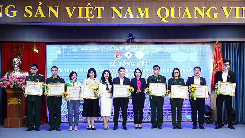 Đại diện Ban tổ chức Hội thi trao giải nhất tặng các đơn vị.