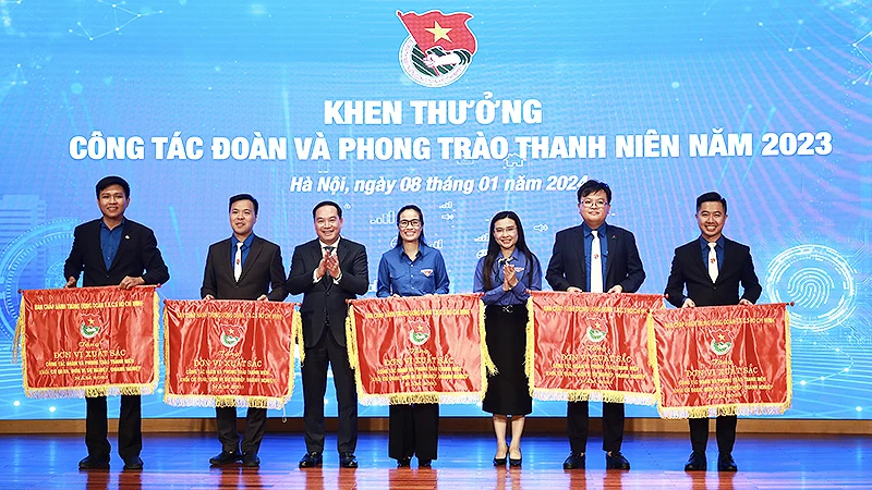 Phó Bí thư Đảng ủy Khối doanh nghiệp Trung ương Hồ Xuân Trường (thứ 3 từ trái sang) và Bí thư Trung ương Đoàn, Chủ tịch Hội đồng Đội Trung ương Nguyễn Phạm Duy Trang (thứ 5 từ trái sang) trao cờ thi đua tặng các đơn vị xuất sắc. 