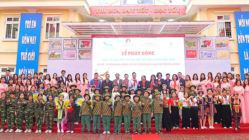 Các đại biểu chụp ảnh lưu niệm tại buổi lễ.