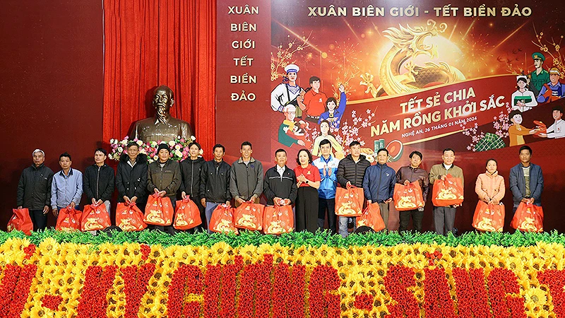 Đồng chí Bùi Quang Huy (thứ 7 từ phải sang) cùng đại diện các đơn vị liên quan trao quà Tết tặng các hộ gia đình có hoàn cảnh khó khăn.