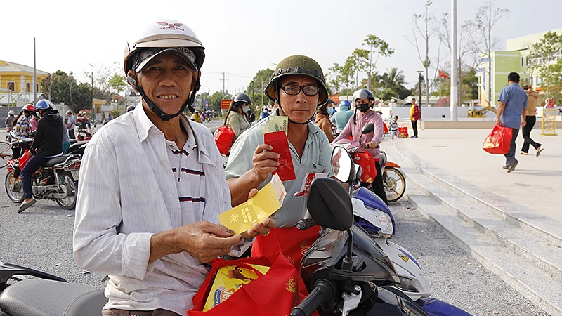 Người dân có hoàn cảnh khó khăn sau khi tham gia trò chơi hái lộc trong khuôn khổ chương trình "Tết sẻ chia, năm Rồng khởi sắc".