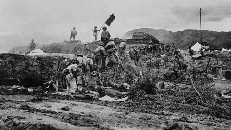 Ngày 7/5/1954, toàn bộ tập đoàn cứ điểm của địch ở Điện Biên Phủ đã bị quân ta tiêu diệt, lá cờ "Quyết chiến quyết thắng" đang phấp phới bay trên nóc hầm Đờ Cát. (Ảnh: TTXVN)