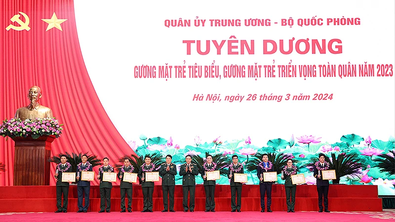 Đại tướng Lương Cường, Thượng tướng Vũ Hải Sản (thứ 6 và 7 từ trái sang) trao Bằng khen tặng 10 Gương mặt trẻ tiêu biểu toàn quân năm 2023.