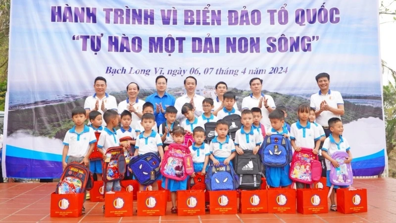 Đại diện đoàn công tác trao quà, đồ dùng học tập tặng thiếu nhi trên đảo trong khuôn khổ Hành trình.